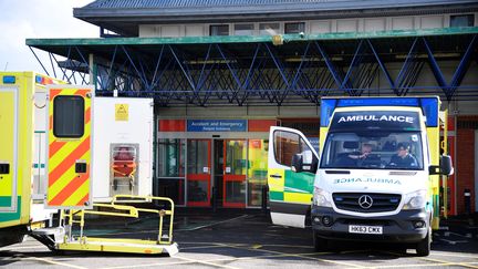 Des ambulances sont garées devant les urgences de l'hôpital de Salisbury (Royaume-Uni), le 6 mars 2018. (TOBY MELVILLE / REUTERS)