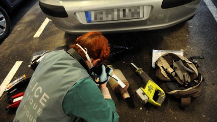 La police intervient à la suite d'un vol de pot catalytiqueà Lons (Pyrénées-Atlantiques), le 27 mai 2014. (Photo d'illustration) (PHILIPPE TRIAS / MAXPPP)