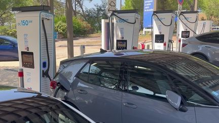 Sur les autoroutes, la recharge des véhicules électriques coûte de plus en plus cher. en cause, près de 20% du tarif correspond à la part des concessions d’autoroutes.