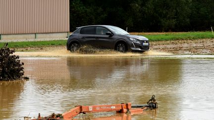 Des routes inondées dans la Drôme en raison des fortes pluies, le 18 septembre 2023 (ROMAIN DOUCELIN / HANS LUCAS / AFP)