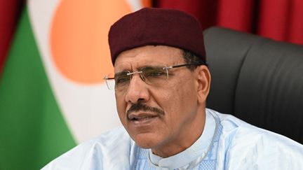 Le président du Niger, Mohamed Bazoum, lors d'une conférence avec les Nations unies, le 2 mai 2022 au palais présidentiel de Niamey. (ISSOUF SANOGO / AFP)