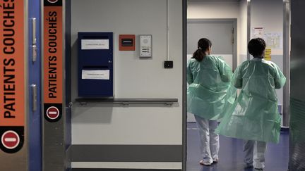 Des soignants de l'hopital de Strasbourg,&nbsp;image d'illustration. (FREDERICK FLORIN / AFP)