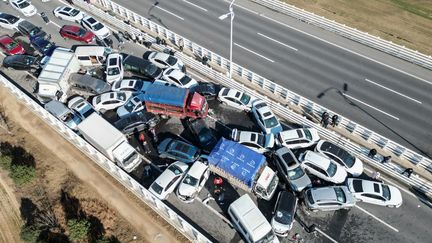 Une collision entre plusieurs véhicules s'est produite à Zhengzhou, dans la province centrale du Henan, en Chine, le 28 décembre 2022. (STR / AFP)