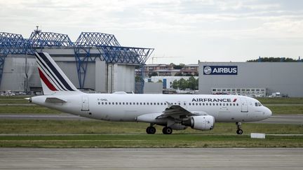 Un Aibus d'Air France à l'aéroport de Toulouse-Blagnac (Haute-Garonne), le 24 mai 2016. (MAXPPP)