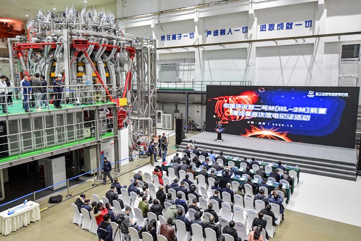 Chengdu, 4 décembre 2020, province du Sichuan. La Chine a anoncé la mise en marche pour la première fois du&nbsp;réacteur baptisé "HL-2M Tokamak", capable d’atteindre jusqu’à 200 millions de degrés. Les réacteurs à fusion nucléaire pourraient être l’énergie propre du futur. (ZHANG CHAOQUN / XINHUA NEWS AGENCY / XINHUA VIA AFP)