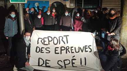 Les professeurs du lycée Robert Doisneau à&nbsp;Vaulx en Velin, près de Lyon, organisent une action pour réclamer le report des épreuves de spécialité du bac. (Photo prise par les professeurs)