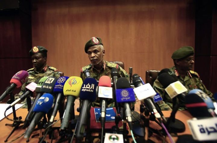 Au centre, le lieutenant général Omar Zain al-Abdin, chef du nouveau conseil militaire, donne une conférence de presse, un jour après l’éviction du président Omar el-Béchir. Khartoum, Soudan, le 12&nbsp;avril 2019.  (Ashraf Shazly/AFP)