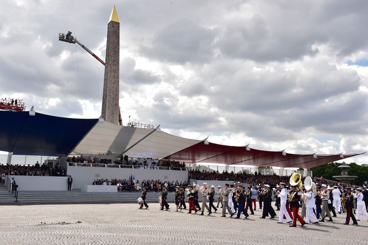 Le défilé passe devant la tribune présidentielle, sur la place de la Concorde, le 14 juillet 2017 à Paris. (CHRISTOPHE ARCHAMBAULT / REUTERS)