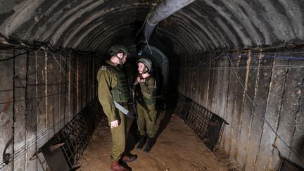 Des militaires israéliens dans un tunnel présenté par Tsahal comme "le plus grand" du Hamas, le 15 décembre 2023, dans la bande de Gaza. (JACK GUEZ / AFP)