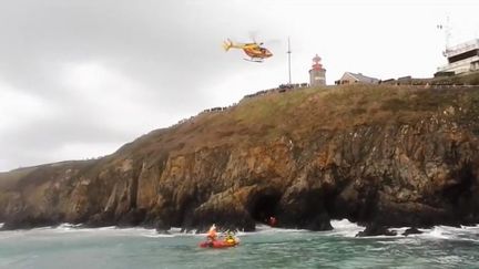 À Granville (Manche), quatre personnes ont été prises au piège par la marée dans une grotte, dimanche 17 février. (FRANCE 3)