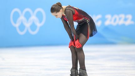 La patineuse russe Kamila Valieva, effondrée à l'issue de son passage dans le programme libre des Jeux olympiques de Pékin, le 17 février 2022.&nbsp; (NIKOLAY MURATKIN / ANADOLU AGENCY / AFP)