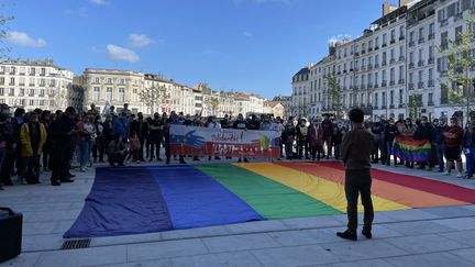 Plus de 200 personnes devant la mairie de Bayonne (Pyrénées-Atlantique) à l'occasion de la Journée mondiale contre l'homophobie, la transphobie et la biphobie, le 17 mai 2021. (ANTHONY MICHEL / FRANCE-BLEU PAYS BASQUE / RADIO FRANCE)