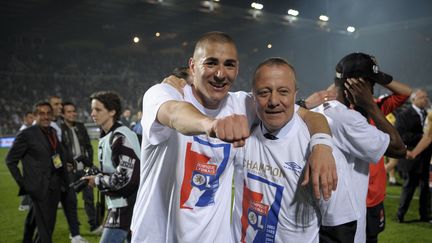 Karime Benzema, au côté de Bernard Lacombe, remporte la Ligue 1 après un dernier match contre Auxerre&nbsp;le 17 mai 2008. (JEFF PACHOUD / AFP)