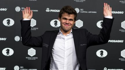 Le Norvégien Magnus Carlsen pose pour les photographes après avoir remporté le championnat du monde d'échecs, le 30 novembre 2016 à New York (Etats-Unis). (EDUARDO MUNOZ ALVAREZ / AFP)