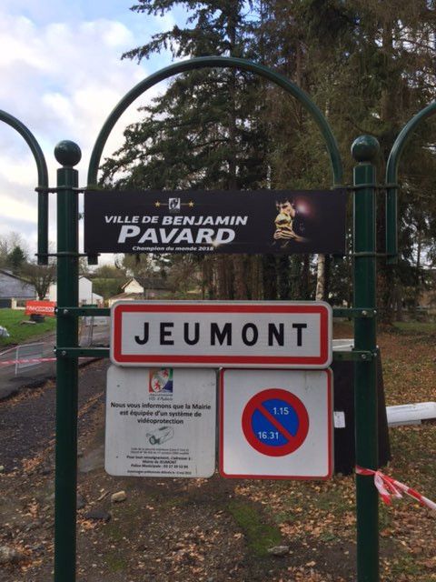 Aux entrées de Jeumont, dans le Nord, de nouveaux panneaux routiers ont éclos : "ville de Benjamin Pavard, champion du monde" (CECILIA ARBONA / FRANCE-INFO)