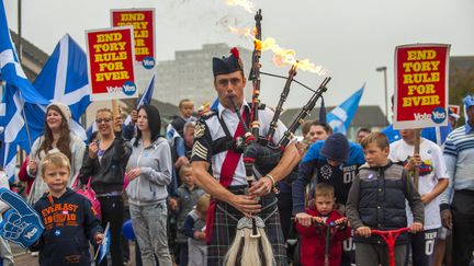 Un joueur de cornemuse dans un rassemblement ind&eacute;pendantiste &agrave; Edimbourg (Royaume-Uni) le 18 septembre 2014. (LESLEY MARTIN / AFP)