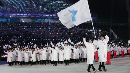 Les athlètes de la Corée du Nord et de la Corée du Sud ont défilé ensemble lors de la cérémonie d'ouverture des Jeux olympiques d'hiver, à Pyeongchang, le 9 février 2018. (MAXPPP)