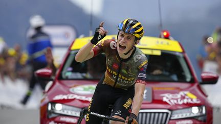 La joie de Jonas Vingegaard, vainqueur de la 11 étape du Tour de France au sommet du Granon, le 13 juillet 2022. (DANIEL COLE / AP)