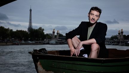 Thomas Jolly, le metteur en scène de la cérémonie d'ouverture des Jeux olympiques de Paris, pose sur la Seine, le 3 juillet 2024. (JOEL SAGET / AFP)