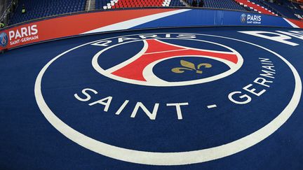 Le logo du PSG au Parc des princes, le 2 novembre 2018. (FRANCK FIFE / AFP)