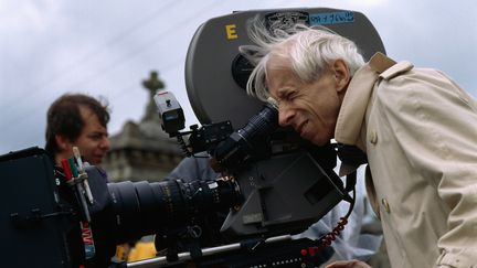 Michel Deville réalisant le film "Aux petits bonheurs" (1994). (BERTRAND LAFORET / GAMMA-RAPHO / GETTY IMAGES)