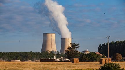 La centrale nucléaire de Golfech (Tarn-et-Garonne), ici le 21 juillet 2022, avec ses&nbsp;réacteurs arrêtés en raison de problèmes de corrosion. (JEAN-MARC BARRERE / HANS LUCAS / AFP)