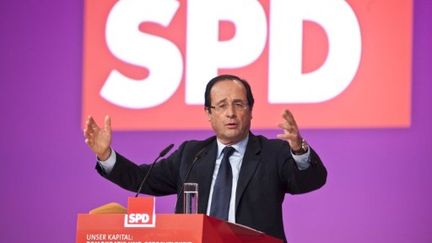 François Hollande devant le congrès du SPD à Berlin (5 décembre 2011) (JOHN MACDOUGALL / AFP)