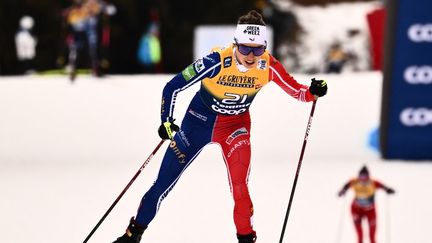 Delphine Claudel lors de sa victoire en coupe du monde lors de la mass start de Val di Fiemme en Italie. (MARCO BERTORELLO / AFP)