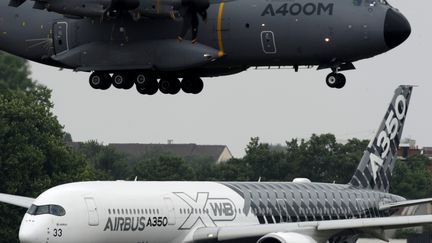 Un Airbus A400M atterrit alors que Fran&ccedil;ois Hollande inaugure le Salon du Bourget le 15 juin 2015. (ERIC PIERMONT / AFP)