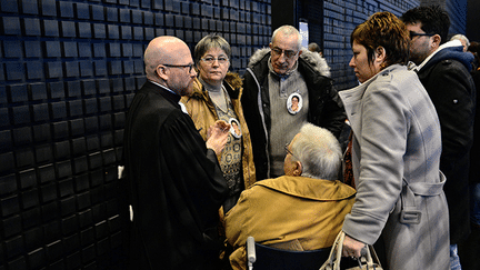  (La famille d'Anne Barbot avant de rentrer dans la salle du tribunal ce jeudi © MAXPPP/FRANCK DUBRAY)