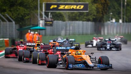 Lando Norris (McLaren) en tête d'un petit groupe lors du Grand Prix d'Emilie-Romagne, dimanche 18 avril 2021 à Imola. (ANTONIN VINCENT / AFP)