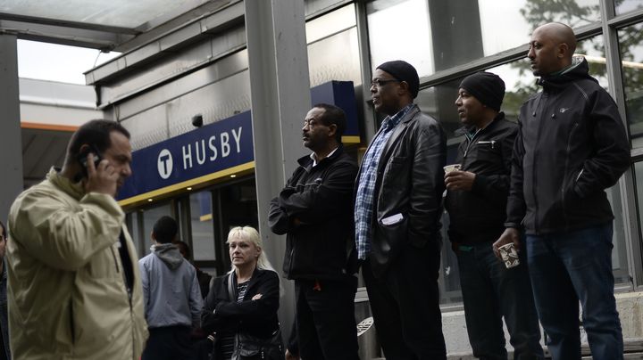 Des habitants participent &agrave; une manifestation contre les violences polici&egrave;res, dans la banlieue de Stockholm, &agrave; Husby (Su&egrave;de), le 22 mai 2013. (JONATHAN NACKSTRAND / AFP)