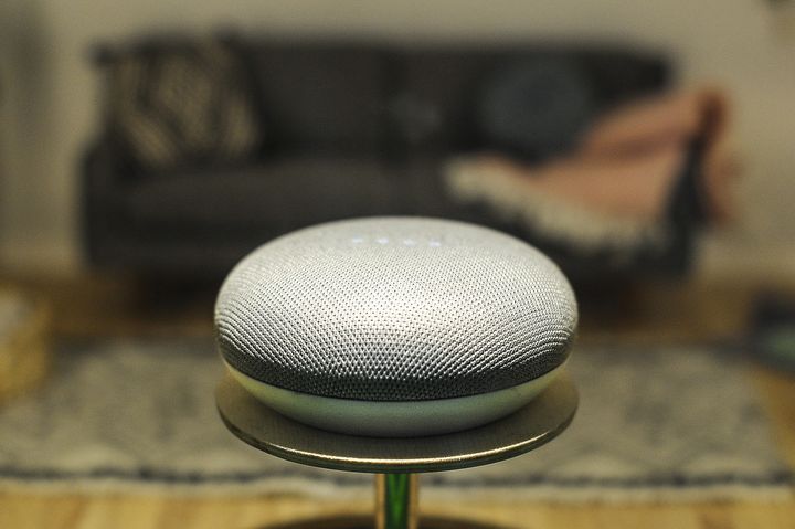 Un Google Home Assistant le 27 février 2019 au Mobile World Congres de Barcelone (Espagne). (JOAN CROS / NURPHOTO / AFP)