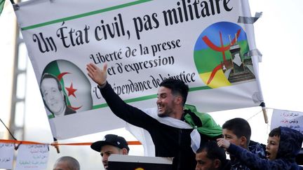 Des Algériens se rassemblent dans la ville de Kherrata, dans le nord du pays, le 16 février 2021, deux ans après le début du mouvement de masse qui a chassé du pouvoir&nbsp;le président Abdelaziz Bouteflika.&nbsp; (- / AFP)