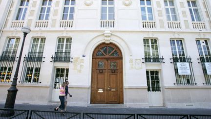 La fa&ccedil;ade du coll&egrave;ge-lyc&eacute;e Montaigne, &agrave; Paris, en 2004. (JACK GUEZ / AFP)