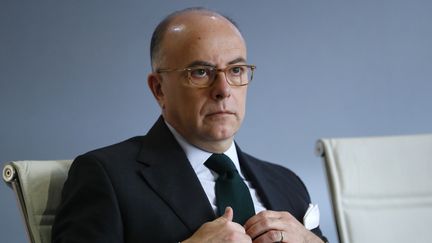 Le ministre de l'Intérieur Bernard Cazeneuve s'est exprimé par un communiqué sur les intempéries. (PATRICK KOVARIK / AFP)