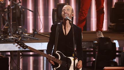 Le chanteur Calogero, le 10 février 2023, sur la scène des Victoires de la Musique. (MARC PIASECKI / WIREIMAGE / VIA GETTY)