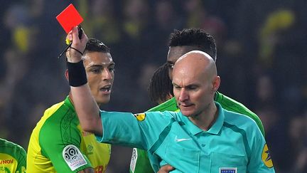 L'arbitre Tony Chapron, lors de Nantes - PSG, le 14 janvier 2018 à Nantes. (LOIC VENANCE / AFP)