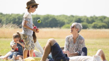 En France en 2012, l'Insee recensait&nbsp;8 millions de familles avec au moins un enfant mineur, selon une étude publiée le 19 janvier 2016. (CAIAIMAGE / ROBERT DALY / GETTY)