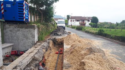 Travaux d'enterrement d'une ligne électrique moyenne tension par Enedis sur la commune d'Itxassou (Pyrénées-Atlantiques), juillet 2019 (CAROLINE FÉLIX / FRANCE BLEU PAYS BASQUE / RADIO FRANCE)