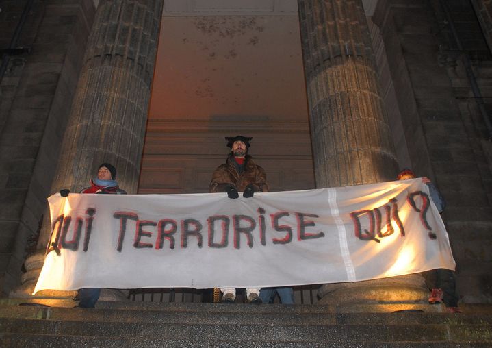 Manifestation de soutien aux mis en cause dans l'affaire de Tarnac, à Limoges (Haute-Vienne), le 13 décembre 2008. (MAXPPP)