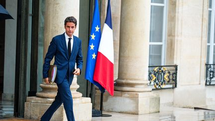 Le porte-parole du gouvernement, Gabriel Attal, quitte l'Elysée à Paris, le 15 septembre 2021. (XOSE BOUZAS / HANS LUCAS / AFP)