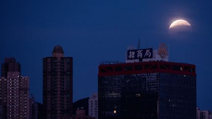 La Lune est vue lors d'une éclipse de "lune de sang" à Hong Kong, le 28 juillet 2018. (PHILIP FONG / AFP)