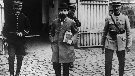 1er novembre 1921. Le tueur en série Henri Désiré Landru, sous bonne garde, en route pour son procès. Reconnu coupable du meurtre de 10 femmes et d'un garçon, et guillotiné le 25 février 1922. (GETTY IMAGES)