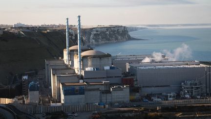 Les deux réacteurs de la centrale nucléaire de Penly près de Dieppe. (LOU BENOIST / AFP)