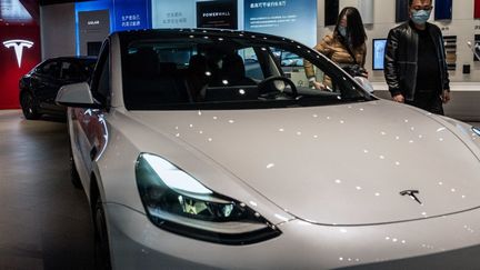 Une Tesla en exposition dans un centre commercial à Pékin (Chine), le 14 avril 2021. (NICOLAS ASFOURI / AFP)