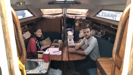 Amandine et Raphaël vivent dans un bateau pendant le confinement, dans le port d'Ajaccio, avril 2020. (NOEMIE BONNIN / RADIO FRANCE)