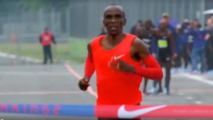 Capture écran de la vidéo Nike de la tentative de marathon en moins de deux heures à Monza (Italie), samedi 6 mai 2017. (NIKE)