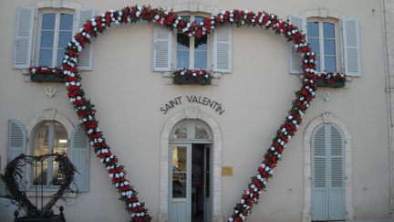 La mairie de Saint-Valentin (Indre) décorée pour le jour des amoureux. (MAXPPP)