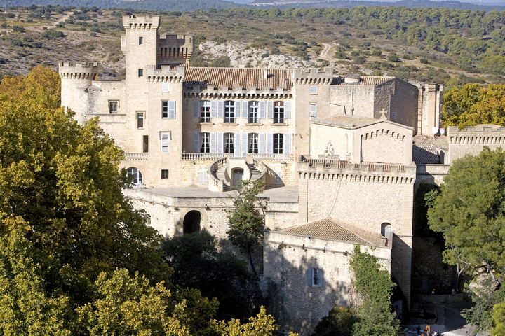 Le château médiéval de La Barben, entouré d'un domaine de 400 hectares, est situé dans les Bouches-du-Rhône, entre Aix-en-Provence et Arles. (GARDEL BERTRAND / HEMIS.FR / AFP)